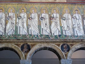 성인들 사이의 밀라노의 성 비탈리스_photo by Sailko_in the Basilica of Sant Apollinare Nuovo in Ravenna_Italy.jpg